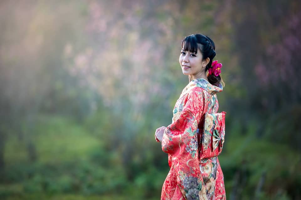 Kimono, czyli tradycyjny strój japoński – co warto o nim wiedzieć?
